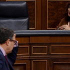 La ministra de Hacienda, María Jesús Montero, y el portavoz del PNV, Aitor Esteban, en el pleno del Congreso.-/ JOSE LUIS ROCA