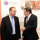 El consejero de Sanidad, Antonio María Sáez, charla con el doctor José Ramón Casal (presidente del Congreso)-ICAL