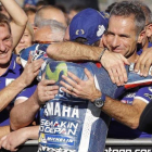 Jorge Lorenzo se despide, bajo el podio de Cheste, de su telemétrico Davide Marelli, a la derecha, el hombre de los datos.-YAMAHA PRESS / GIGO SOLDANO