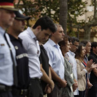 Miembros del Ayuntamiento del Castelldefels guardan un minuto de silencio para condenar la muerte de una mujer a manos de su expareja.-ALBERT BERTRAN