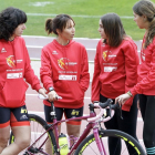De izquierda a derecha: Marina Peña, Lorena Pacheco, Mireia Calvo y Laura Martín conversan sobre sus futuros entrenamientos en la pista de Los Pajaritos.-LUIS ÁNGEL TEJEDOR