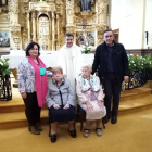 Eva Muñoz y Antonio Pardo con la centenaria Victorina Villanueva y su hermana de 104 años.
