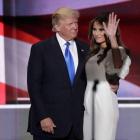 Donald y Melania Trump, tras el discurso de la esposa del magnate en la convención republicana, por el que ha recibido acusaciones de plagio del que hizo Michelle Obama.-AP / J. SCOTT APPLEWHITE