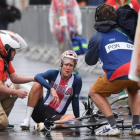 Kristin Armstrong se cayó tras cruzar la línea de meta.-AFP / ERIC FEFERBERG