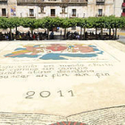 Una alfombra floral en la plaza Mayor de El Burgo / V. G.-