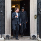 El primer ministro británico, David Cameron, junto al presidente nigeriano, Muhammadu Buhari, este sábado.-Foto: AFP / LEON NEAL