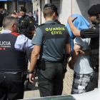 Guardia Civil y Mossos d Esquadra se llevan a un detenido en Ripoll. /-ROBIN TOWNSEND (EFE)