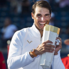 Rafael Nadal muerde el trofeo ganado en Canadá-AP / NATHAN DENETTE