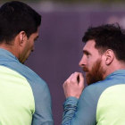 Messi y Suárez conversan en una sesión de entrenamiento del Barcelona.-AFP / LLUIS GENE