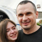 El director de cine Oleg Sentsov abraza a su hija Alina en el aeropuerto internacional de Kiev-Boryspil.-AFP / SERGEI SUPÌNSKY