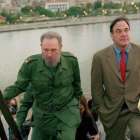 Fidel Castro y Oliver Stone, durante el rodaje de 'Looking for Fidel' en el 2012.-AP / ROSE SERRA