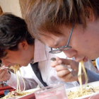 Hombres comen en un restaurante-EFE
