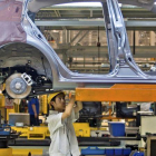 Un coche pasa por la línea de producción de la planta de First Automobile Works (FAW) en China.-DIEGO AZUBEL (EFE)