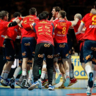 La selección española de balonmano, los Hispanos, celebrando el triunfo ante Eslovenia.-EUROPA PRESS