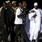Yahya Jammeh a su llegada al aeropuerto para exiliarse a Guinea Ecuatorial.-THIERRY GOUEGNON