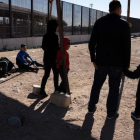 Inmigrantes centroamericanos detenidos por la patrulla Fronteriza de EEUU.-AFP