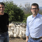 Óscar Caso y Antonio Castilla, en la granja de patos de Canard.-V. Guisande