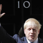 El nuevo primer ministro británico, Boris Johnson, saluda en la puerta del 10 de Downing Street, este miércoles.-AP / FRANK AUGSTEIN