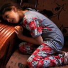 La hermana de Mumin Abú Ayeda llora la muerte de su hermano de 15 años que falleció por disparos de soldados israelís durante una protestas en Gaza este jueves.-AFP / SAID KHATIB