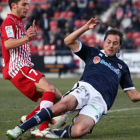 Javier del Pino lucha por un balón durante el partido en Montilivi. / EL 9 SPORTIU-