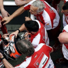 Toda Ducati ha felicitado hoy a Andrea Dovizioso por su 'pole' en el corralito de Sepang.-AFP / MANAN VATSYAYANA