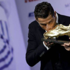 Cristiano Ronaldo, con su tercera Bota de Oro.-Foto: JOSÉ LUIS ROCA
