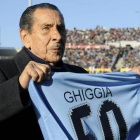 Alcides Edgardo Ghiggia muestra una camiseta de Uruguay con el dorsal 50 en homenaje poor su gol en el Mundial de aquel año, el del 'Maracanazo', en el estadio Centenario de Montevideo.-Foto: REUTERS / PABLO DE LA CALLE