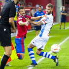 Rubén Mesa, en una acción contra el Alcoyano, que se llevó la victoria en la primera vuelta. MARIO TEJEDOR