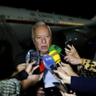 El ministro español de Asuntos Exteriores, José Manuel García-Margallo, contesta a las preguntas de los periodistas a su llegada a Cartagena de Indias.-EFE / CHEMA MOYA