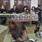 Los representantes de la Junta de Personal Docente trasladan ayer su petición ante los medios.-MARIO TEJEDOR