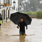 La lluvia deja autobuses convertidos en submarinos y vecinos atrapados en los tejados de sus casas FOTO: EFE / VÍDEO:ATLAS La lluvia deja autobuses convertidos en submarinos y vecinos atrapados en los tejados de sus casas-EFE