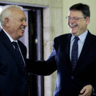 El ministro de Asuntos Exteriores, José Manuel García Margallo (i), y el presidente de la Comunidad Valenciana, Ximo Puig (d), durante la toma de posesión de Juan Carlos Moragues como nuevo delegado del Gobierno.-Foto: EFE/ JUAN CARLOS