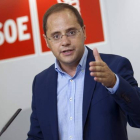 El secretario de Organización del PSOE, César Luena, durante una rueda de prensa este miércoles.-Foto: EFE/ ABEL ALONSO