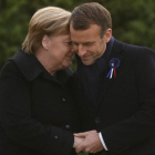 Merkel y Macron se abrazan tras descubrir una placa durante una ceremonia conmemorativa por el Armisticio, en Compiegne, Francia-PHILLIPPE WOJAZER