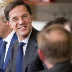 Rutte (sonriente en el centro) y Wilders (segundo izquierda), durante una reunión en La Haya, el 16 de marzo.-JERRY LAMPEN