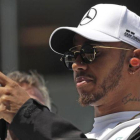 El británico Lewis Hamilton (Mercedes), en un momento de descanso del GP de China.-AP / ANDY WONG