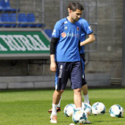 Antonio Tomás durante el entrenamiento de ayer miércoles en el que tuvo que retirarse. / VALENTÍN GUISANDE-