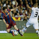 Final de la copa del Rey entre el FC Barcelona y el Real Madrid del 2011, en Valencia, con Pepe presentando los tacos de su bota al tobillo izquierdo de Messi.-JORDI COTRINA