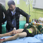 Un niño recibe asistencia médica tras el ataque químico en Idleb.-AFP