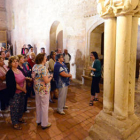 Turistas en uno de los monumentos de Soria. A. M. -