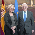 La alcaldesa de Madrid, Manuela Carmena, y el ministro de Hacienda, Cristóbal Montoro, en una reunión el pasado año.-/ EFE / KIKO HUESCA