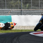 Marc Márquez (Honda) se ha caído hoy en la última curva de Sepang, justo delante del australiano Jac Miller (Honda).-AFP / MOHD RASFAN
