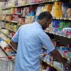 Un empleado repone suministros en un supermercado de Doha, capital de Qatar.-REUTERS / NASEEM ZEITOON