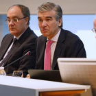 De izquierda a derecha, Tobías Martínez, Francisco Reynés y Antoni Brunet, director de Asuntos Públicos y Corporativos-