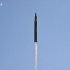 El líder norcoreano Kim Jong-un observa el lanzamiento del misil de largo alcance, ayer-AP / KRT