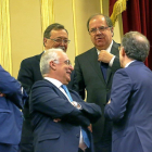 Juan Vicente Herrera conversa con otros presidentes autonómicos en el acto celebrado en el Congreso.-- ICAL