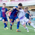 Dani Nieto protege el balón ante Costas durante el partido disputado ayer en Barcelona.-AREA 11