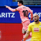 Messi celebra su primer gol ante el Eibar mientras Dmitrovic se muestra desolado.-EL PERIÓDICO