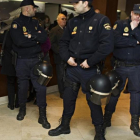 Policías Nacionales, durante una intervención en Valencia.-MIGUEL LORENZO