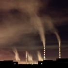 Chimeneas de una planta de energia de carbon emiten humo durante la noche en Changchun  en China-